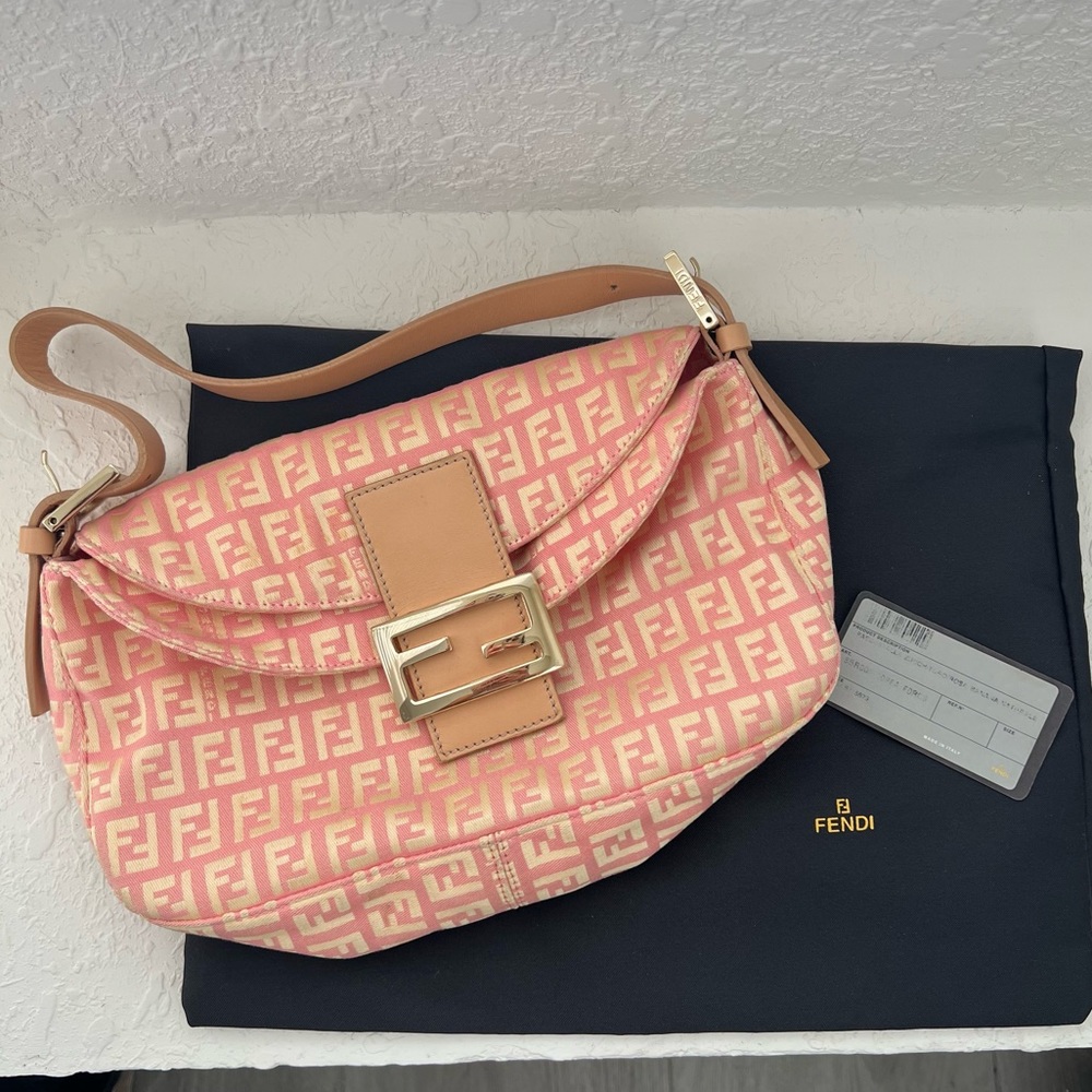Fendi Zucchino Baguette in Rosa Banana Naturale